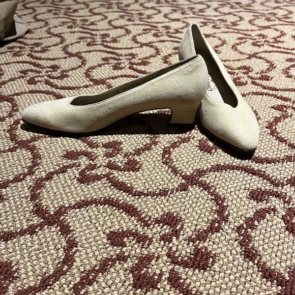 Salvatore Ferragamo Luigia, Avorio Calf Liz shoe 7AAA - Picture 1 of 7